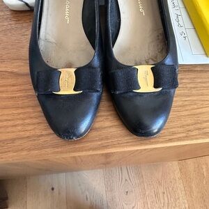 Vintage Ferragamo Vara 8.5 or 9 Black